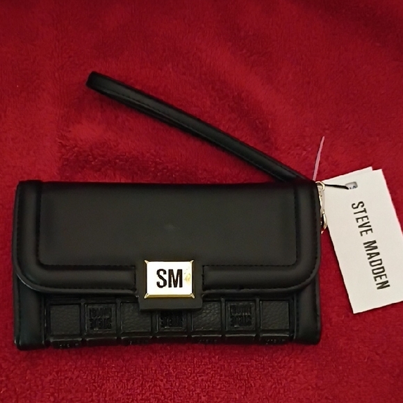 NWT🎁FREE GIFT INCLUDED🎁Steve Madden Black Wristlet with Gold Brand Logo - Picture 3 of 16